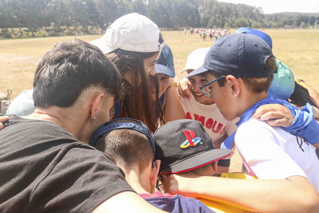 Jóvenes y animadores compartiendo una actividad del Centro Juvenil Maux