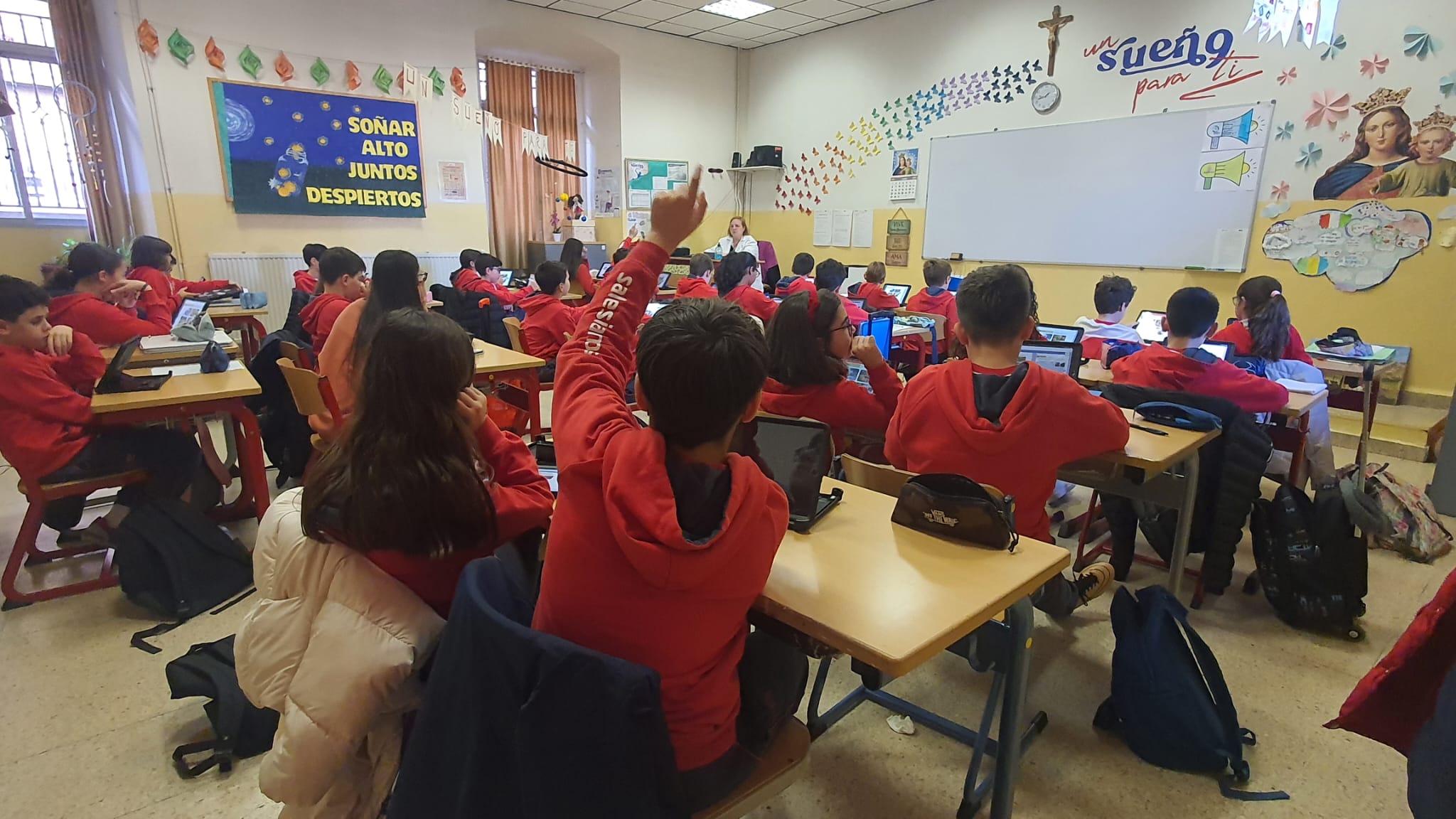Alumnado acompañado por el profesorado del Colegio María Auxiliadora