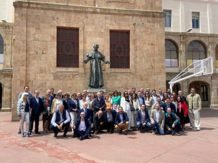 🎉 Encuentro de antiguos alumnos: 25 y 50 años después 🎉

Hoy hemos vivido una jornada muy especial con motivo de la Fiesta de la Unión. Nos han visitado los antiguos alumnos que hace 25 y 50 años terminaron su etapa escolar en nuestro colegio.

Un reencuentro cargado de recuerdos, anécdotas, emociones… y sobre todo, mucho cariño. Han recorrido los pasillos del colegio, compartido risas en el patio y cerrado el día con una comida entrañable, como en los viejos tiempos.

💙 Porque el espíritu salesiano no entiende de años, y quien pasa por esta Casa, la lleva siempre en el corazón.

Gracias por volver. Esta siempre será vuestra casa.

#AntiguosAlumnos #FiestaDeLaUnión #SalesianosSalamanca #SomosFuturo