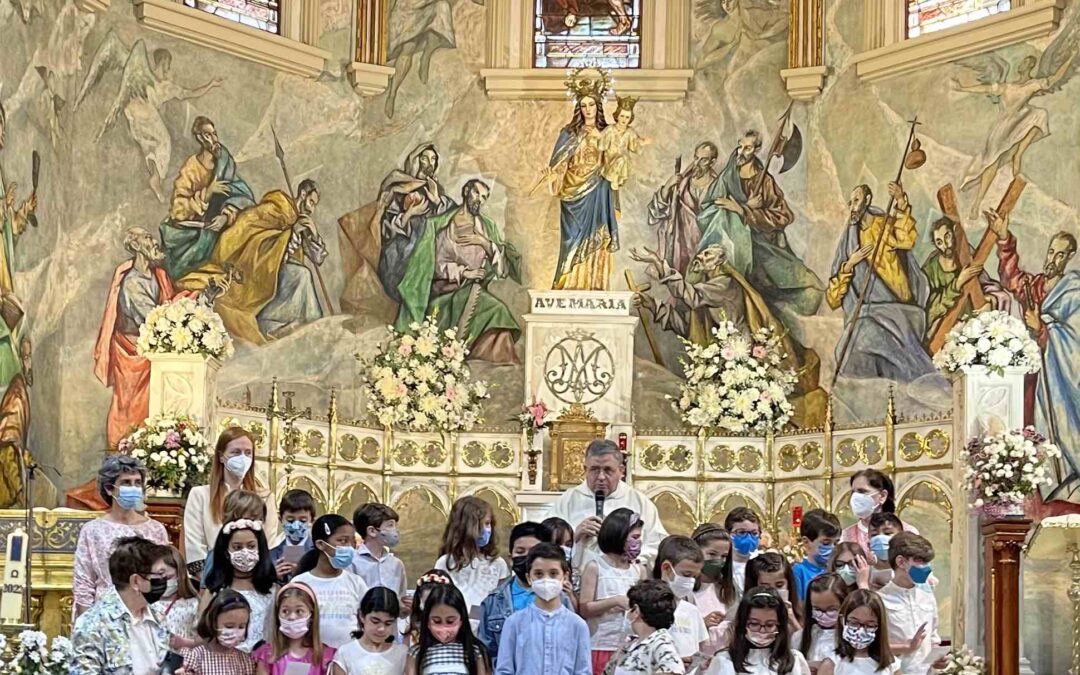 Los niños de 1º de catequesis reciben el Padre Nuestro